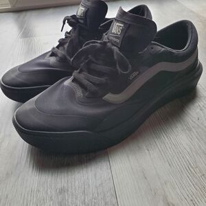 Vans Men's Black and Gray Ultrarange Mte 2.0 Sneakers